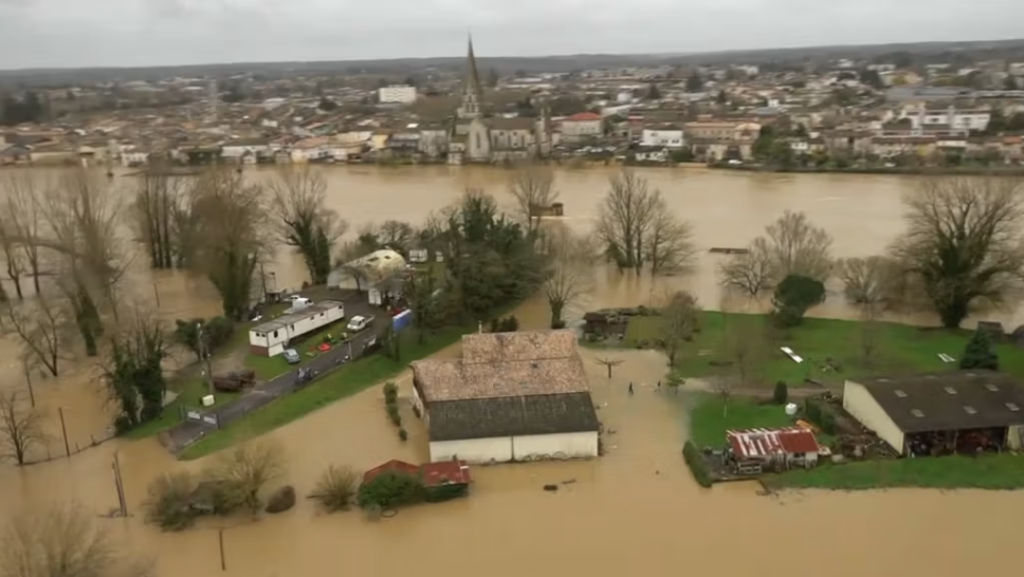 Vue aérienne d’une zone inondée en France lors d’une alerte inondation (Vigicrue)