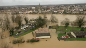 Vue aérienne d’une zone inondée en France lors d’une alerte inondation (Vigicrue)